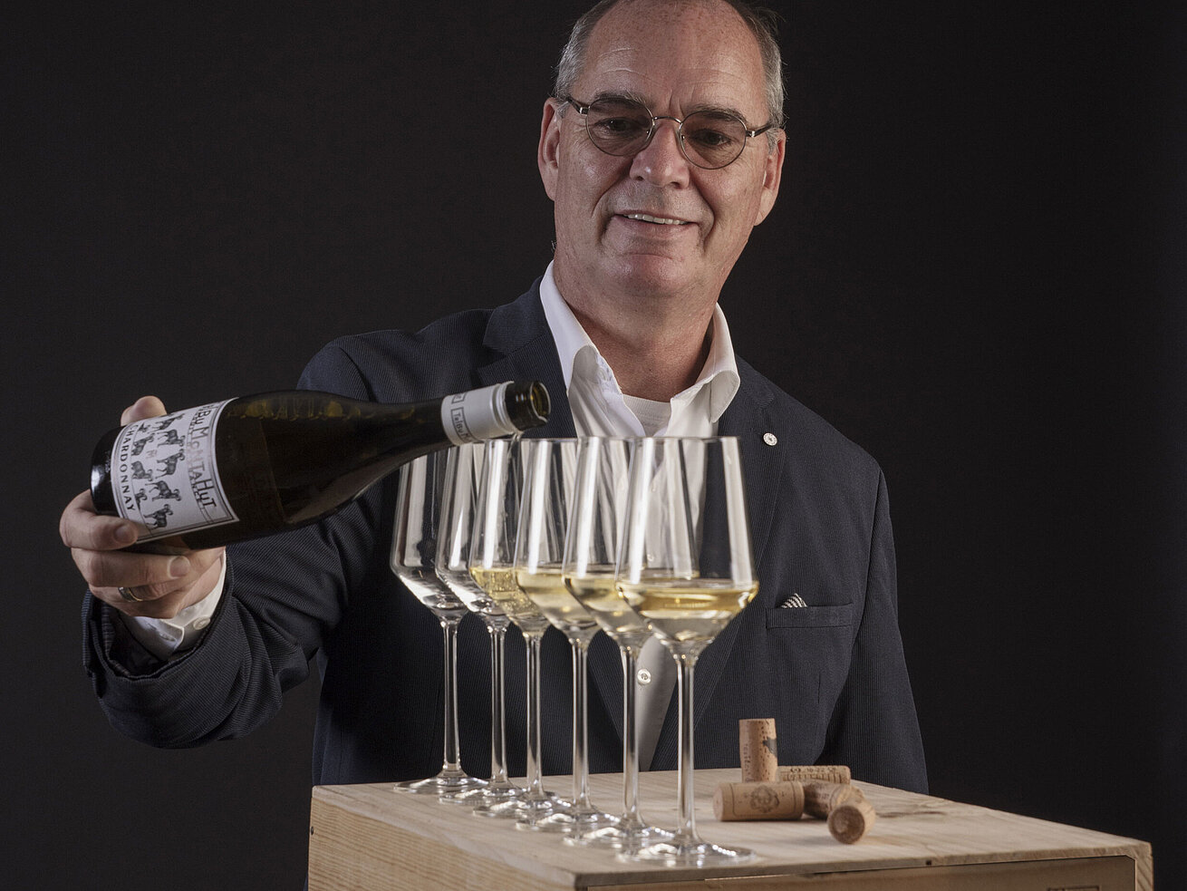 Sommelier Ralf Brönner in der Orangerie im Maritim Hotel Timmendorfer Strand, beim Einschenken von Weißwein in mehrere Gläser