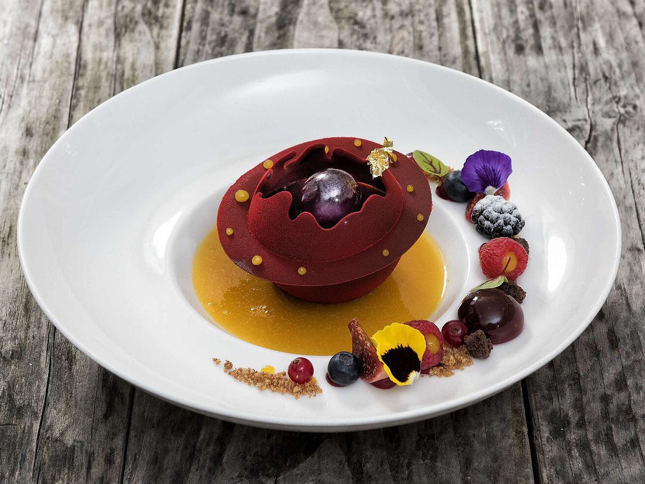 Dessert im Restaurant Orangerie im Maritim Timmendorfer Strand, kunstvoll dekoriert mit Früchten und Schokolade.